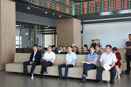 2017年6月7日,招遠(yuǎn)市副市長(zhǎng)王國(guó)良同志一行14人來(lái)中國(guó)食品谷中凱智慧冷鏈物流園東亞畜牧交易所考察學(xué)習(xí)現(xiàn)代農(nóng)業(yè)先進(jìn)經(jīng)驗(yàn)。.jpg 2017年6月7日,招遠(yuǎn)市副市長(zhǎng)王國(guó)良同志一行14人來(lái)中國(guó)食品谷中凱智慧冷鏈物流園東亞畜牧交易所考察學(xué)習(xí)現(xiàn)代農(nóng)業(yè)先進(jìn)經(jīng)驗(yàn)。.jpg